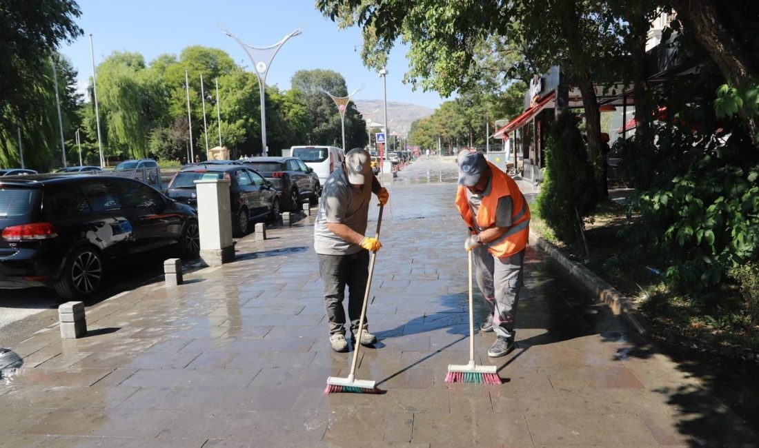 BELEDİYE EKİPLERİNCE TEMİZLİK ÇALIŞMASI