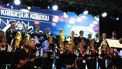 Erzi̇ncanda Farklı Meslek Gruplarından İnsanların Bi̇r Araya Geldi̇ği̇ “Kardeşli̇k Korosu” Konser Verdi̇