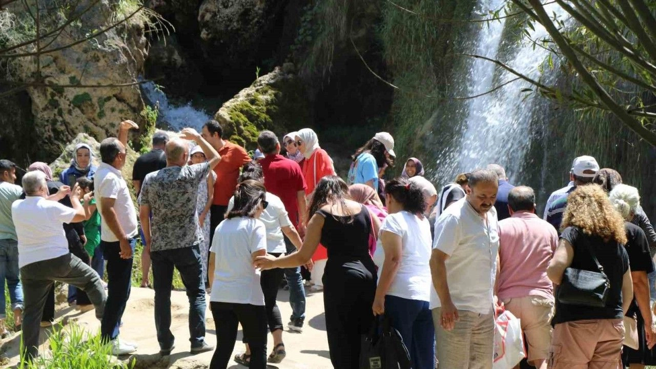 Sıcaktan Kaçan Şelalede Serinledi